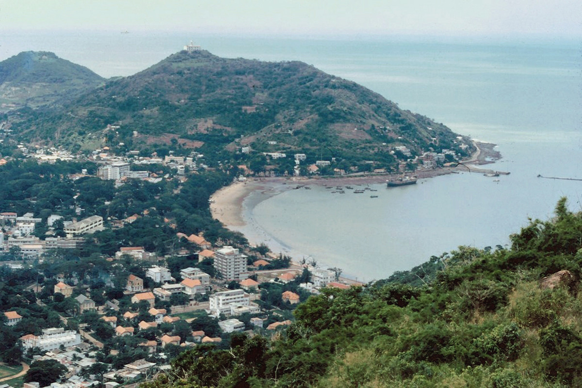 Bãi Trước nằm giữa núi Lớn và núi Nhỏ. Ảnh: Morescans.