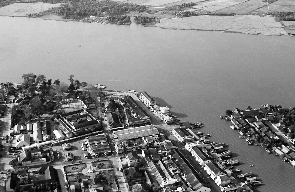 Ngã ba sông Cổ Chiên - sông Long Hồ, 1966-1967. Chợ Vĩnh Long nằm ở trung tâm bức ảnh. Ảnh: R Mahoney.