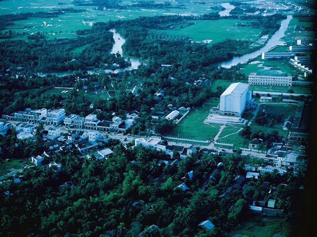 Nhà thờ chính tòa Vĩnh Long và vùng phụ cận năm 1967. Ảnh: Jimmy McGraw.