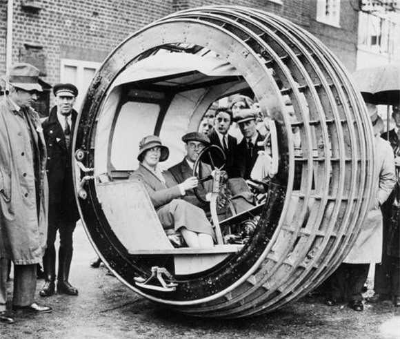  7- Xe Dynasphere: Dynasphere là một chiếc ô tô một bánh được sản xuất với hai kiểu chạy bằng điện và xăng. Ghế lái và động cơ của xe đều nằm bên trong bánh xe lớn này. Cách điều khiển xe rất kém và tài xế phải rướn người về phía trước để di chuyển theo hướng mong muốn.