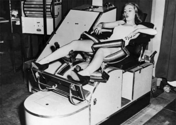  6- Máy giảm béo: Công cụ này được gọi là thiết bị giảm béo và một người sẽ đặt chân vào bên trong nó để giảm cân. Những loại thiết bị này chủ yếu được phụ nữ sử dụng như một cách để giảm cân. Tương tự như thiết bị này, nó được sản xuất cho các bộ phận khác của cơ thể, chẳng hạn như thiết bị giảm béo bụng.