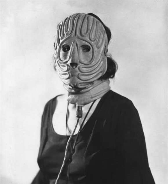  3- Mặt nạ làm đẹp bằng điện: Chiếc mặt nạ cao su điện này có lẽ không mấy xa lạ với chúng ta bởi ngày nay chúng ta có rất nhiều chiếc mặt nạ tương tự sử dụng đèn LED để chế tạo. Tuy nhiên, trong công cụ làm đẹp bằng điện này, các yếu tố nhiệt đã được sử dụng và công việc của nó là loại bỏ nếp nhăn và cải thiện độ đàn hồi của da.