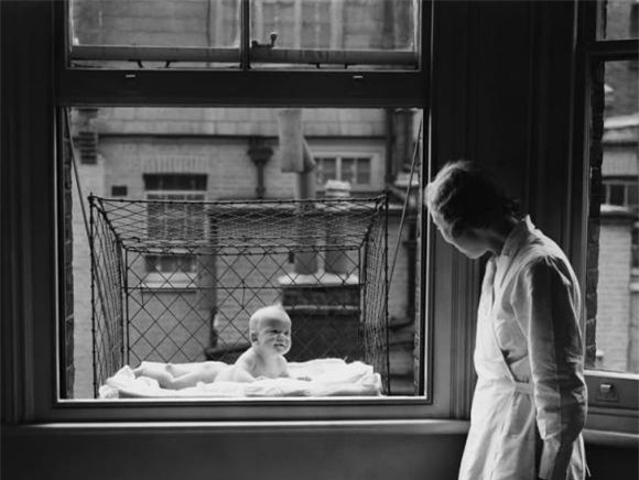  8- Lồng em bé sau cửa sổ: Lồng trẻ em được phát minh vào năm 1922 và mục đích của chúng là làm cứng trẻ sơ sinh để chúng có khả năng chống lại cảm lạnh tốt hơn. Vào thời điểm đó, việc tiếp xúc với thời tiết lạnh được cho là có thể làm tăng khả năng miễn dịch của trẻ vị thành niên chống lại các bệnh nhẹ. Với mục đích này, trẻ sơ sinh được đặt ngoài trời và tắm trong nước lạnh. 