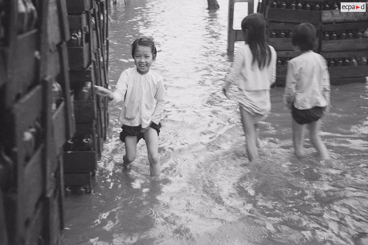Trẻ em khoái chí khi được lội nước. Ảnh: Aubin/ECPAD/Défense.