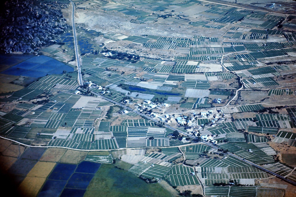 Khu vực canh tác nông nghiệp ở ngoại vi Phan Rang. Ảnh: Lourun.