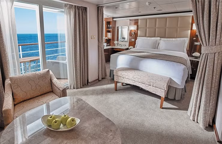  Tàu Silver Muse: Silver Muse, với sức chứa 596 hành khách, là một trong những tàu du lịch sang trọng nhất hiện nay. Tàu có dịch vụ quản gia, ẩm thực tinh tế và giá cả trọn gói. Mọi chi tiết đều toát lên sự sang trọng, từ đá cẩm thạch Ý sáng bóng đến gỗ và da. Sàn hồ bơi bằng gỗ tếch rất ấn tượng với một trong những hồ bơi lớn nhất trên biển. Đặc biệt, tàu có nhiều địa điểm ăn uống đa dạng,hãy thử Silver Note, câu lạc bộ ăn tối thân mật với nhạc sống, bao gồm những ca sĩ nhạc jazz và blues xuất sắc.