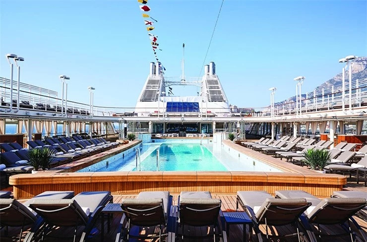  Tàu Seabourn Odyssey: Seabourn Odyssey mang đến tiêu chuẩn cao nhất về chỗ ở và ẩm thực cho 462 hành khách. Đây là một trong những con tàu sang trọng nhất, với The Grill by Thomas Keller phục vụ các món bít tết cổ điển của đầu bếp danh tiếng Mỹ. Colonnade trở thành địa điểm ăn uống ngoài trời lãng mạn về đêm. Seabourn Square là điểm nhấn thông minh với phòng đa chức năng, thư viện và nơi tụ tập, phục vụ đồ ăn nhẹ cả ngày và cà phê ngon nhất trên biển.