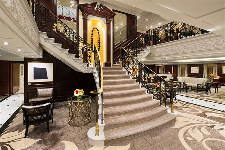 Tàu Mekong Navigator: Được thiết kế bằng gỗ tếch bóng loáng và trang trí trang nhã, Mekong Navigator chở 68 hành khách, là một du thuyền trên sông rất ấn tượng. Những điểm nhấn sang trọng như phòng tắm lát đá cẩm thạch, spa và sảnh khách lộng lẫy tạo nên một không gian thoải mái để du khách khám phá sông Mê Kông.