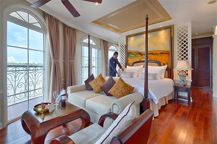 Tàu Seabourn Ovation: Lấy cảm hứng từ những đường nét duyên dáng và tông màu phong phú của một du thuyền tư nhân sang trọng, Seabourn Ovation có sức chứa 600 hành khách là một trong những con tàu hoàn hảo nhất của hãng Seabourn. Với nhiều địa điểm ăn uống như Grill by Thomas Keller, tàu mang đến những lựa chọn ẩm thực ấn tượng của cảchâu Á, Úc, New Zealand và phía đông Địa Trung Hải. Du khách cũng có thể đặt chỗ tại Retreat trên tầng 12để tận hưởng không gian riêng tư cả ngày.