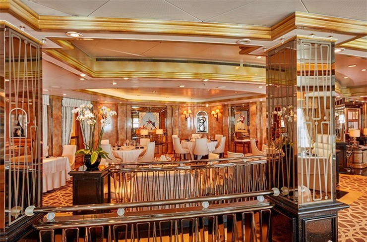 Tàu Regent Seven Seas Voyager: Thật khó để không ao ước 1 lần được bước chân lên du thuyền Regent Seven Seas Voyager. Du khách sẽ đắm mình trong 354 dãy phòng sang trọng và thưởng thức ẩm thực tại 6 nhà hàng, bao gồm nhà hàng đặc sản Pháp và Compass Rose, nơi bạn sẽ dùng bữa từ những chiếc đĩa Versace dưới ánh đèn chùm lộng lẫy. Mỗi dãy phòng trên tàu, với sức chứa 700 hành khách, đều có dịch vụ quản gia, phòng tắm lát đá cẩm thạch và hiên riêng.