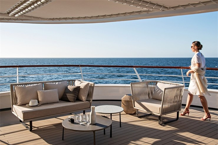 Tàu Emerald Harmony: Với thiết kế hiện đại đậm nétchâu Á và bữa tối 5 món tại nhà hàng Reflections, du khách sẽ được thưởng thức ẩm thực địa phương và quốc tế ngay trên tàu Emerald Harmony. Tàu chỉ chở 84 hành khách, với tỷ lệ thủy thủ đoàn 2:1, mang lại dịch vụ tuyệt vời. Các cabin được thiết kế đẹp mắt, hồ bơi và trung tâm thể thao là những tiện nghi nổi bật.