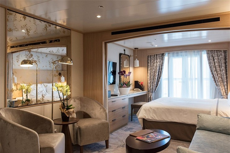 Tàu Royal Clipper: Royal Clipper là con tàu có khung sườn lớn nhất và đẹp nhất thế giới, mang đến những chuyến phiêu lưu mạo hiểm ở vùng Caribe. Với 3 hồ bơi, không gian tắm nắng xa xỉ trên sàn gỗ tếch, nhà hàng sang trọng và quán bar ngoài trời, con tàu mang tớisự lãng mạn cho chuyến du lịch trên biển mà vẫn rấttiện nghi, sang trọng. Con tàu có nhiều chi tiết mang phong cách thời Edwardnhư lò sưởi giả và đồ đồng thau bóng loáng.