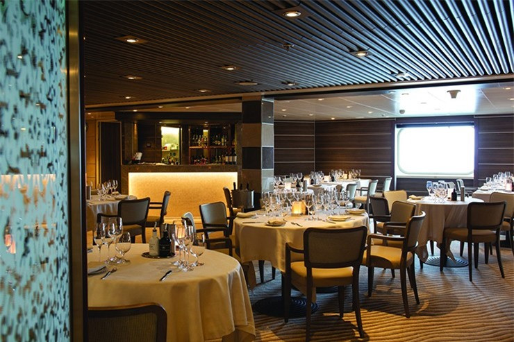 Tàu Nữ hoàng Elizabeth: Quyến rũ, trang trọng và truyền thống, con tàu Nữ hoàng Elizabeth lấy cảm hứng từ nghệ thuật trang trí của Cunard, mang du khách trở lại kỷ nguyên vàng của du lịch biển với bữa trà chiều hằng ngày và những điệu nhảy quyến rũ trong phòng khiêu vũ lớn. Bạn sẽ tìm thấy spa Mareel Wellness &amp; Beauty, nhiều nhà hàng và quán rượu truyền thống Anh như Golden Lion. Thưởng thức bữa tối tại Steakhouse at the Verandah, một quán nướng sang trọng kiểu New York. Đừng quên ghé thăm thư viện tuyệt đẹp trải dài 2 tầng, chứa hơn 8.000 cuốn sách.