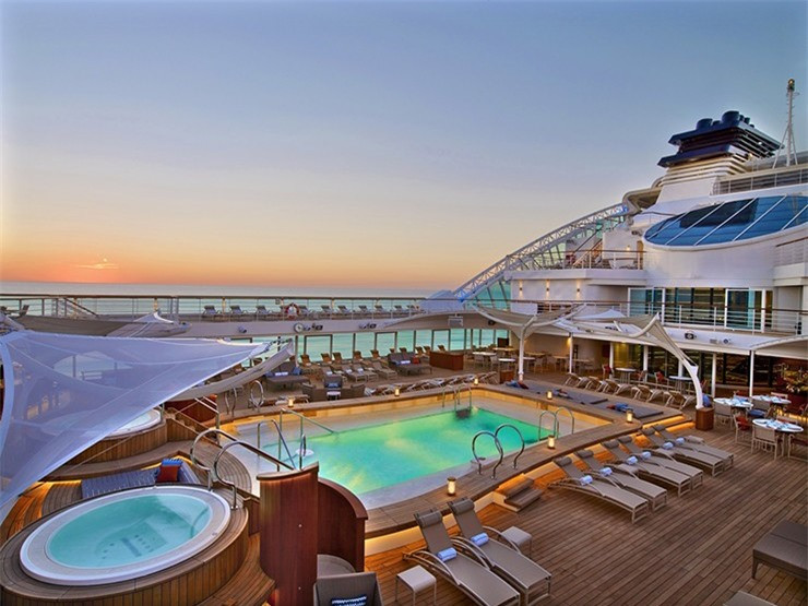 Tàu Le Bougainville: Với kiểu dáng trang nhã và phong cách, tàu Le Bougainville của Ponant tích hợp nhiều tính năng sáng tạo. Tàu có hồ bơi vô cực trên boong nhìn ra sân chơi thể thao dưới nước mở rộng, nơi bạn có thể bơi, chèo thuyền kayak hoặc lên các bệ phóng Zodiac của tàu. Bên trong là những phòng chờ sang trọng với tông màu trung tính nhẹ nhàng, 92 phòng khách trang nhã và nhà hàng phục vụ các món ăn hảo hạng của Phápmang đến trải nghiệm ẩm thực tuyệt vời.