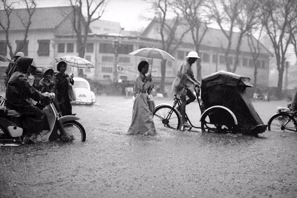 Những bóng hồng lội qua ngã tư Lê Lợi - Công Lý. Ảnh: Eddie Adams.