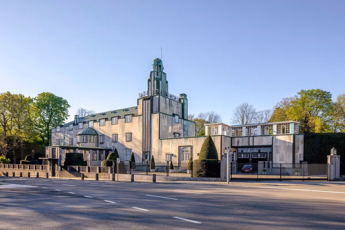 Nằm ở quận Woluwe-Saint-Pierre, thủ đô Brussels của Bỉ, dinh thự Stoclet được coi là một là một trong những tòa dinh thự cổ có kiến trúc ấn tượng nhất thế giới. Ảnh: Visit Brussels.