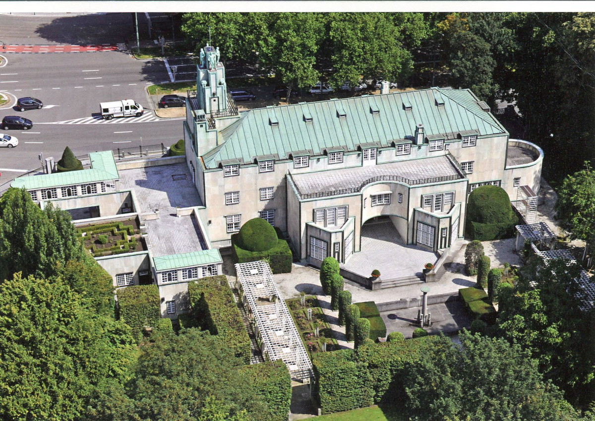 Do dinh thự vẫn thuộc sở hữu của gia tộc Stoclet và không mở cửa cho công chúng tham quan, nên du khách chỉ có thể quan sát công trình độc đáo này từ bên ngoài, trừ khi được sự cho phép đặc biệt. Ảnh: Collection Postcards.