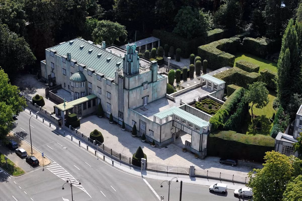 Sau khi hoàn thành, dinh thự Stoclet đã nhanh chóng nổi tiếng khắp thành phố Brussels và thu hút sự quan tâm của giới kiến trúc sư toàn châu Âu. Ảnh: Busoni.