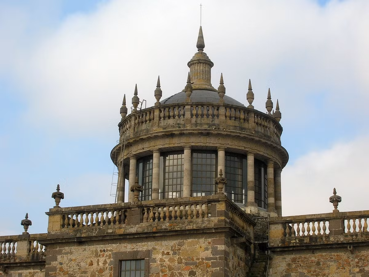 Công trình có nhiều điểm tương đồng với cung điện Minería de la Ciudad ở thành phố Mexico, cũng do Manuel Tolsá thiết kế. Ảnh: Wikipedia.