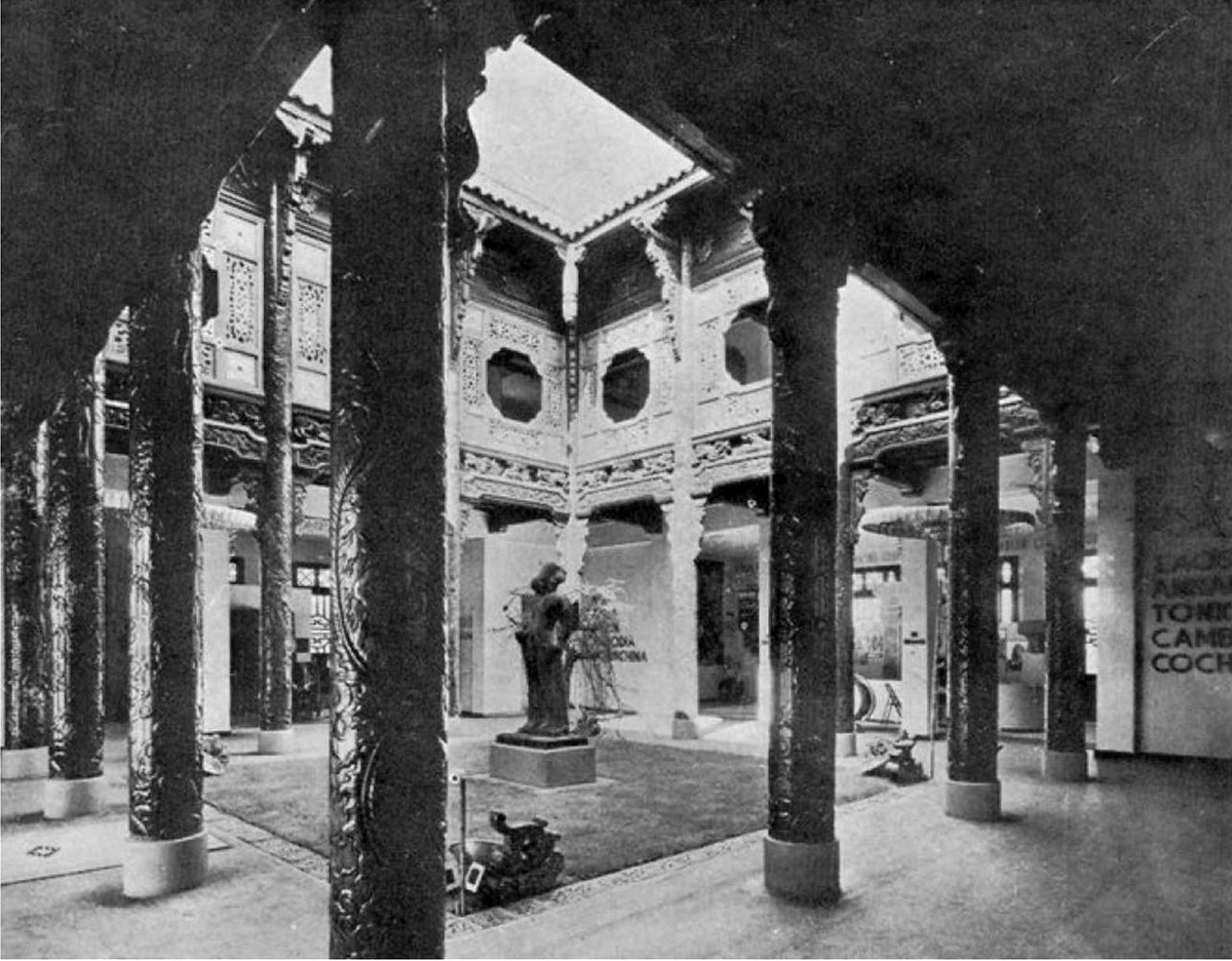 Giếng trời ở trung tâm tòa nhà Đông Dương. Các chi tiết nội thất của công trình mang đậm nét văn hóa Á Đông. Ảnh: Entreprises-coloniales.fr.