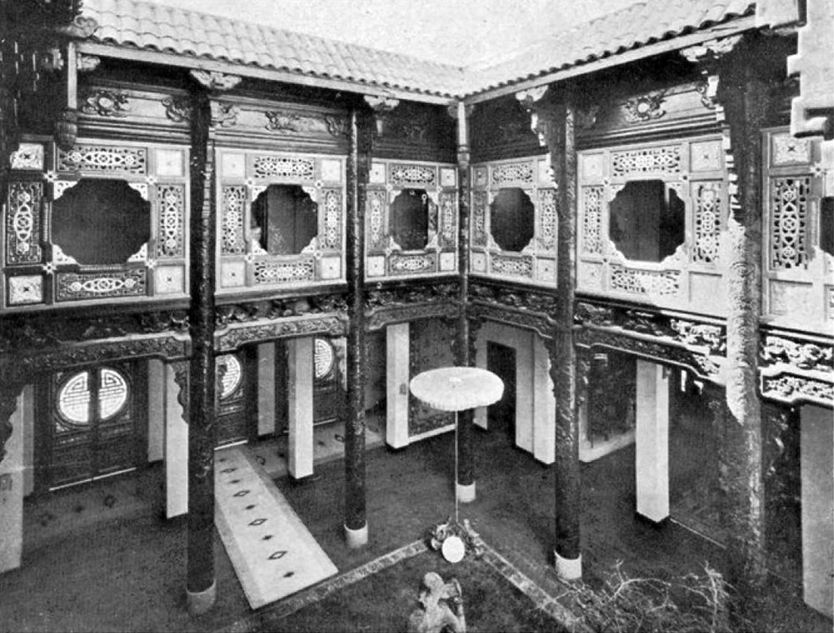 Giếng trời của tòa nhà nhìn từ tầng lầu. Ảnh: Entreprises-coloniales.fr.