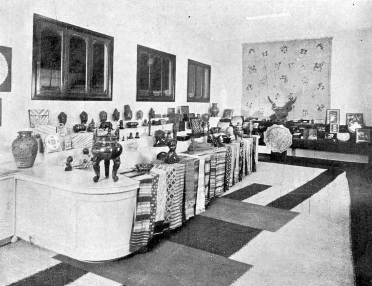 Gian hàng đồ thủ công bên trong tòa nhà Đông Dương với các sản phẩm làm từ đồng, mây tre đan, thổ cẩm, gỗ khảm xà cừ... Ảnh: Entreprises-coloniales.fr.