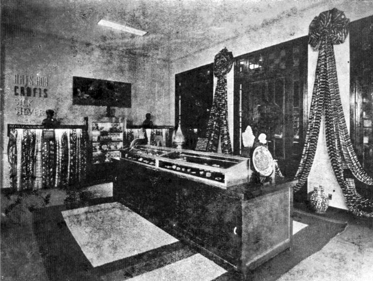 Gian trưng bày đồ tơ lụa và đồ kim hoàn. Ảnh: Entreprises-coloniales.fr.