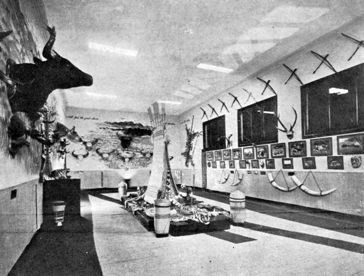 Gian giới thiệu hoạt động săn bắn ở Đông Dương với mô hình nhà rông Tây Nguyên ở trung tâm, trên các bức tường treo đầu bò tót, da báo, sừng hươu, ngà voi, nỏ săn... Ảnh: Entreprises-coloniales.fr.