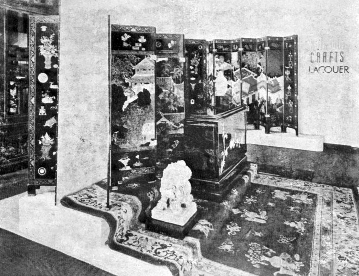 Gian trưng bày đồ sơn mài và thảm cói. Ảnh: Entreprises-coloniales.fr.