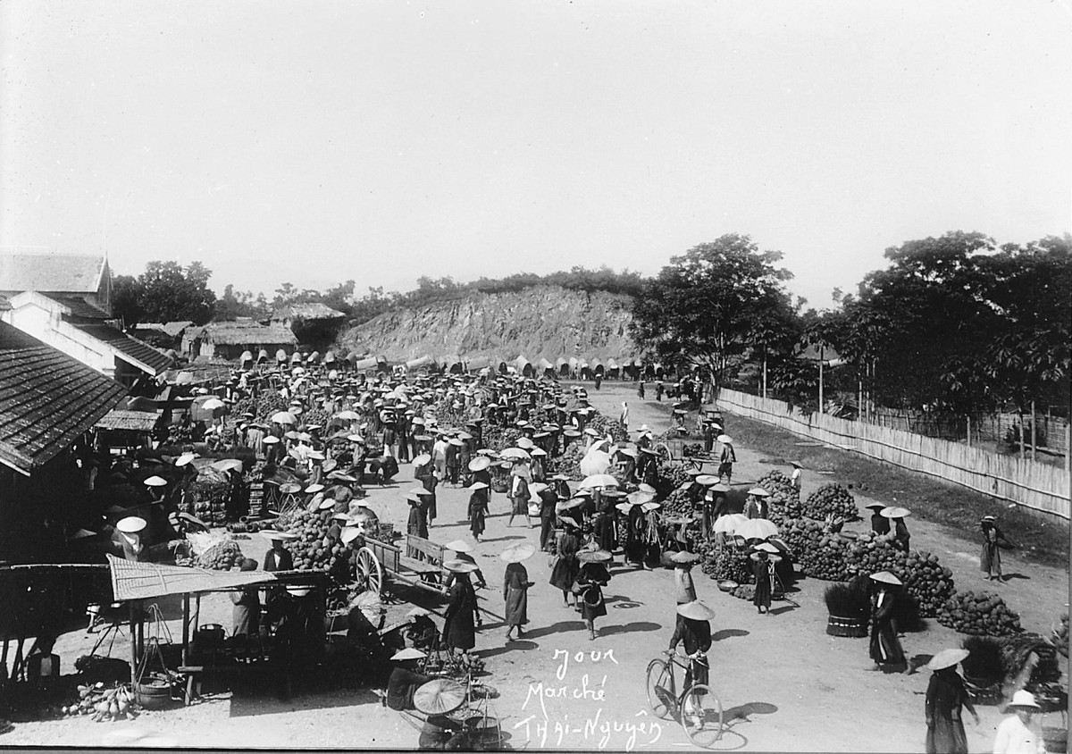 Người mua kẻ bán nhộn nhịp ở chợ Thái Nguyên.