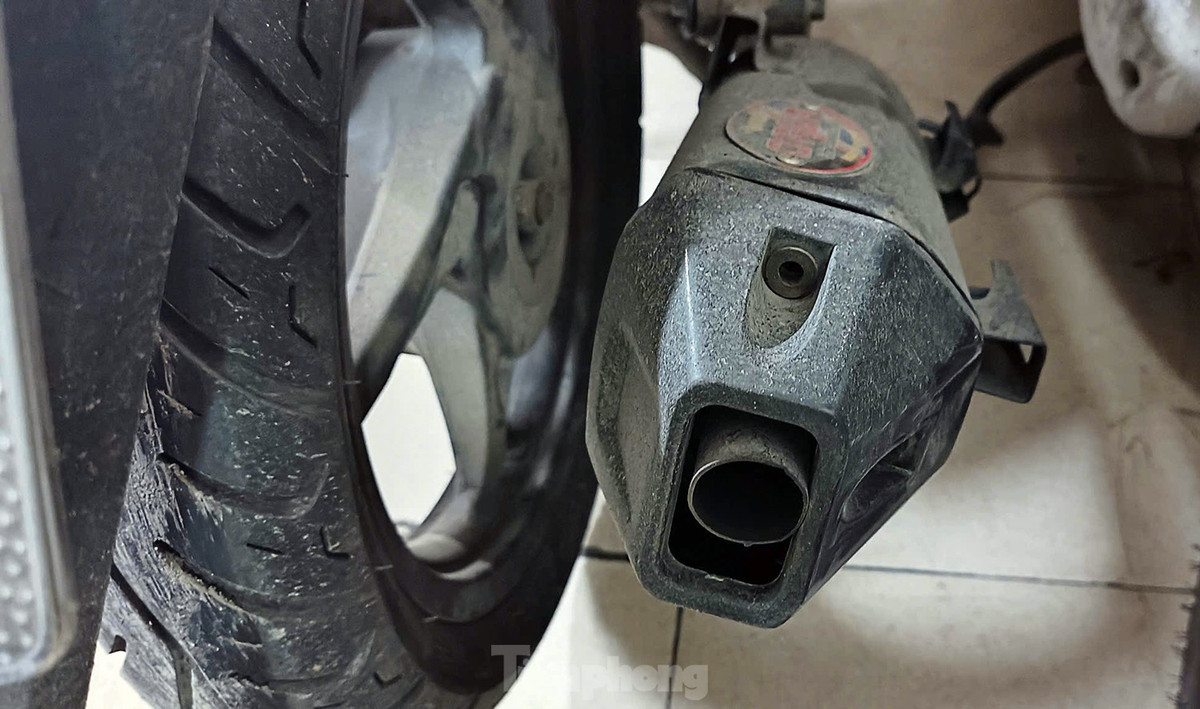 Nhiều xe máy "độ pô" bị tổ công tác 141 dừng kiểm tra và bàn giao về công an phường sở tại. L.A.Q (SN 2009, trú tại Hà Nội) chưa có bằng lái xe nhưng được bạn cho cầm lái đi chơi. Nam thanh niên di chuyển từ Phan Chu Trinh ra Trần Hưng Đạo thì bị tổ công tác phát hiện. Nhận thức được hành vi của mình, Q. cho biết do bản thân ham chơi, đua đòi theo bạn nên không ý thức được.