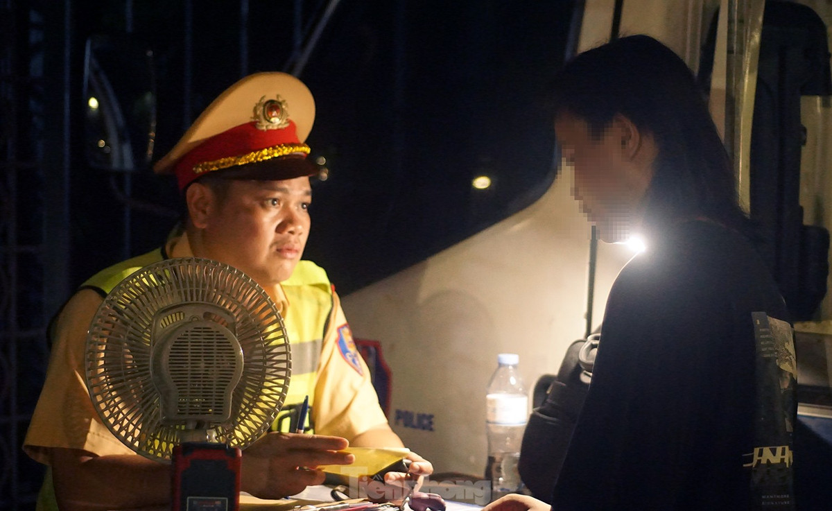 Quá trình làm nhiệm vụ, tổ công tác Y6/141 dừng kiểm tra, phát hiện lập biên bản nhiều trường hợp vi phạm.