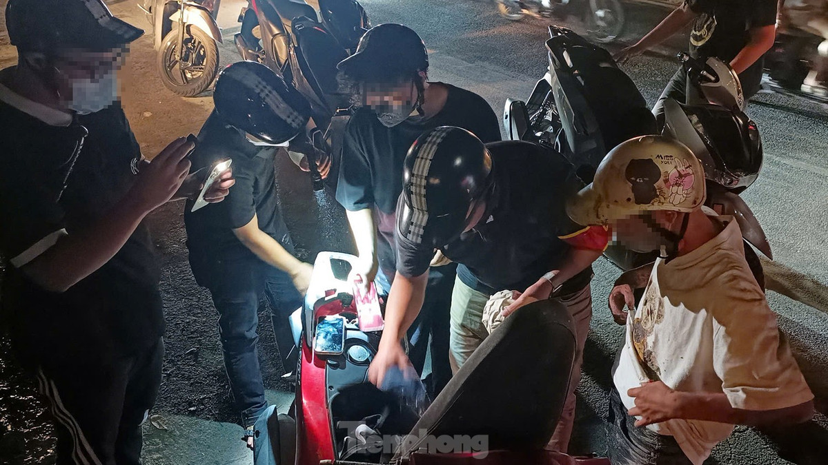 Ngoài các tổ công tác 141 công khai, nhiều tổ công tác 141 làm nhiệm vụ hóa trang di chuyển trên các tuyến phố thuộc quận Hoàn Kiếm, Hai Bà Trưng... phát hiện nhiều trường hợp thanh thiếu niên điều khiển xe máy không mang biển kiểm soát, không đội mũ bảo hiểm, độ pô... gây mất an ninh trật tự.