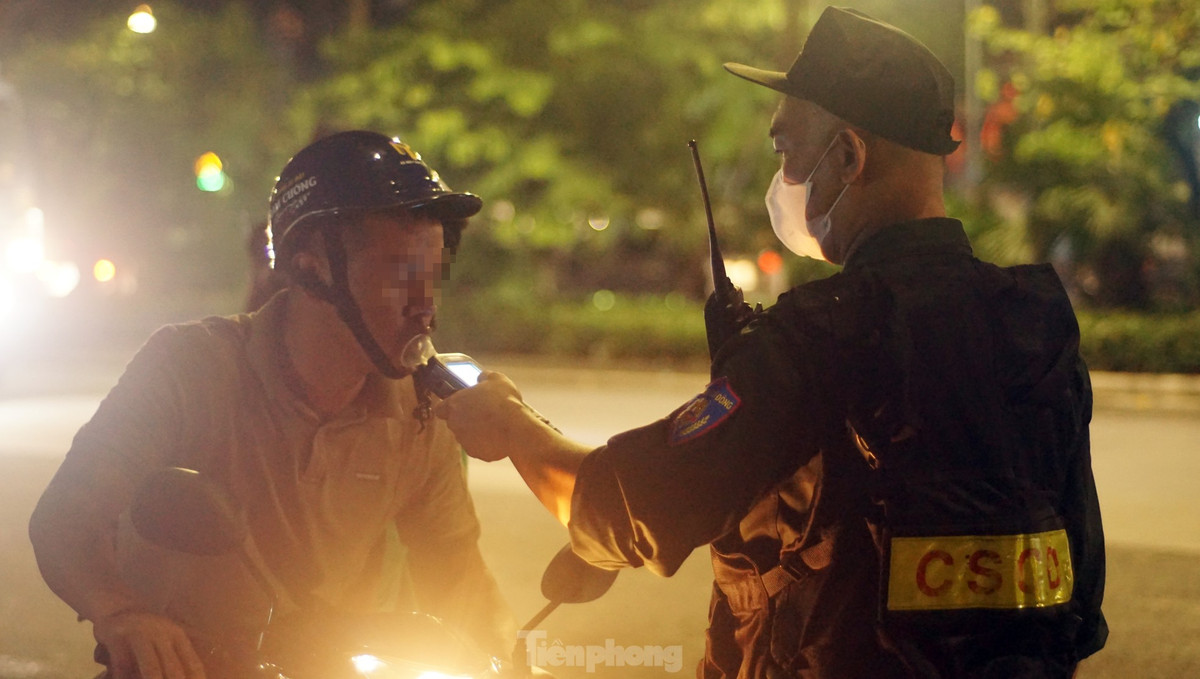 Trong ảnh, tổ công tác Y6/141 làm nhiệm vụ trên tuyến đường Trần Khát Chân (Hai Bà Trưng, Hà Nội).