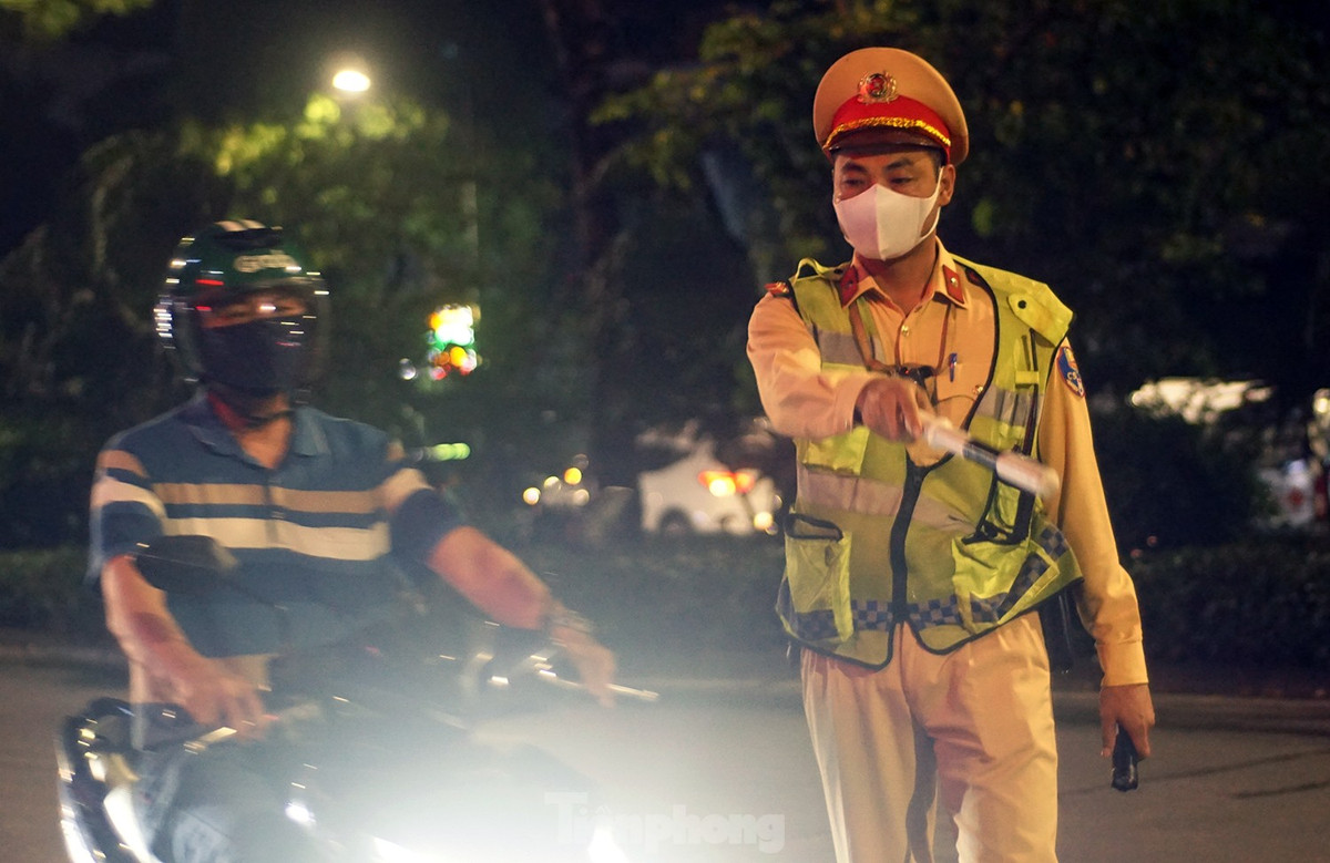 Song song với công tác đảm bảo an ninh trật tự, các tổ công tác kiểm tra, xử lý nghiêm đối với các hành vi vi phạm nồng độ cồn.