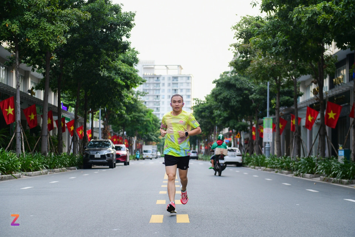 Những dãy nhà tại khu đô thị Sala (TP Thủ Đức) cũng được treo cờ đỏ sao vàng. Những dãy cờ thẳng tắp tung bay trong gió mang đến không khí tự hào, đầy phấn khởi.