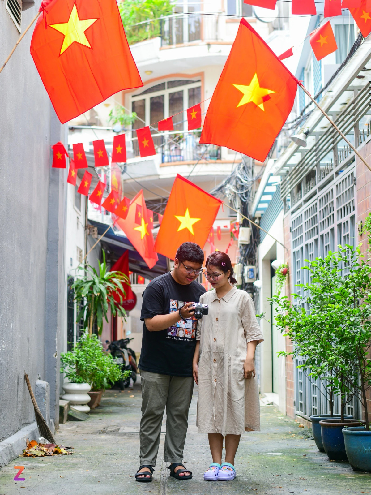 Không có kế hoạch đi chơi xa trong 4 ngày nghỉ lễ, Huyền Trang cùng bạn dạo quanh thành phố, tìm kiếm những địa điểm có trang trí quốc kỳ để chụp ảnh. "Tôi xem review thì thấy trên đường Trần Hưng Đạo (quận 1) có một con hẻm nhỏ treo cờ rất đẹp nên cả 2 quyết định đi tìm. Người dân trang trí rất khéo, những dây cờ nhỏ đan xen với lá cờ lớn trông rất ấn tượng", Trang chia sẻ.