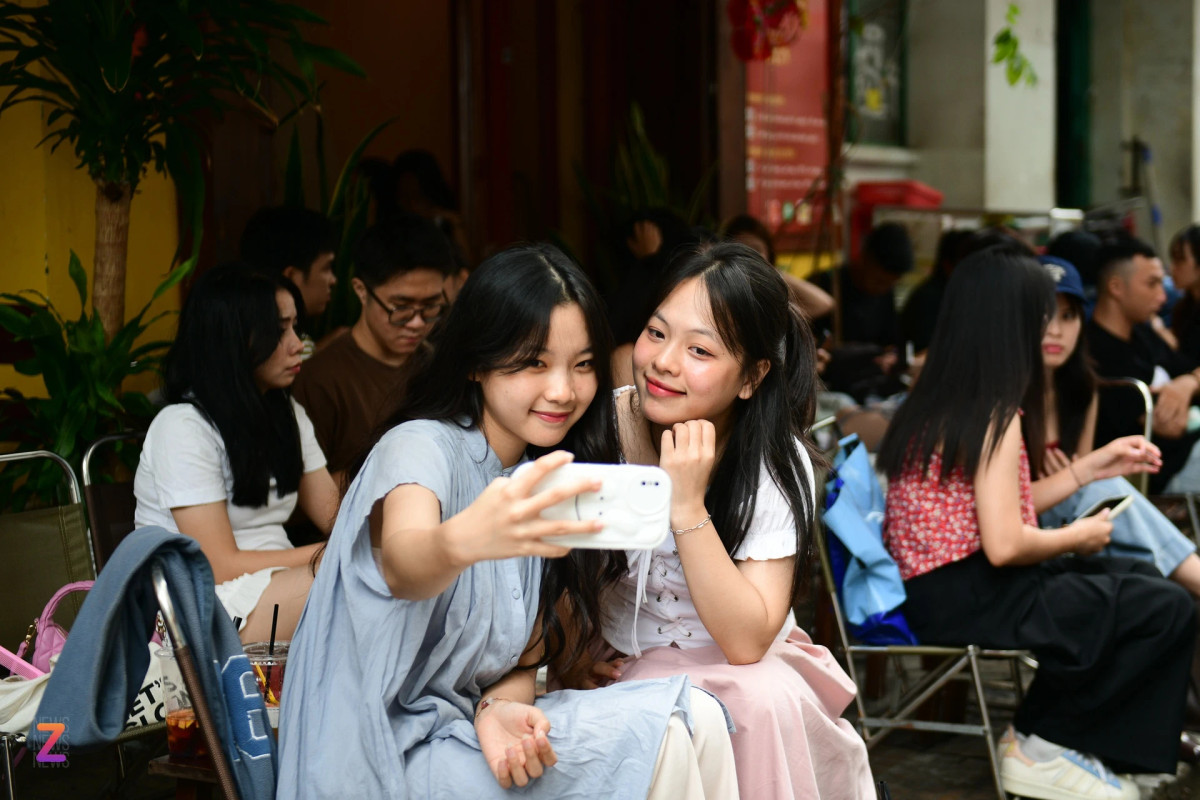 Đến đây từ 7h30, Thu Thuỷ (phải, sống tại Bình Dương) cho biết: "Tôi thấy concept của quán khá hợp với không khí mùa lễ nên quyết định đến đây trải nghiệm. Sáng sớm cùng bạn bè ngồi uống cà phê, thưởng thức xôi xéo, ngắm nhìn những lá cờ nhỏ tung bay rực rỡ mang đến cho tôi cảm giác thư thái, bình yên giữa lòng thành phố", Thủy chia sẻ.