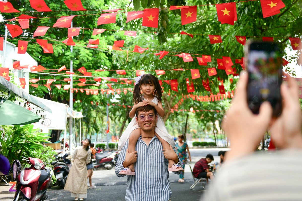 Sáng 31/8, các địa điểm rợp sắc cờ hoa thu hút nhiều gia đình và các bạn trẻ tìm đến tham quan, chụp ảnh trong ngày đầu kỳ nghỉ lễ.
