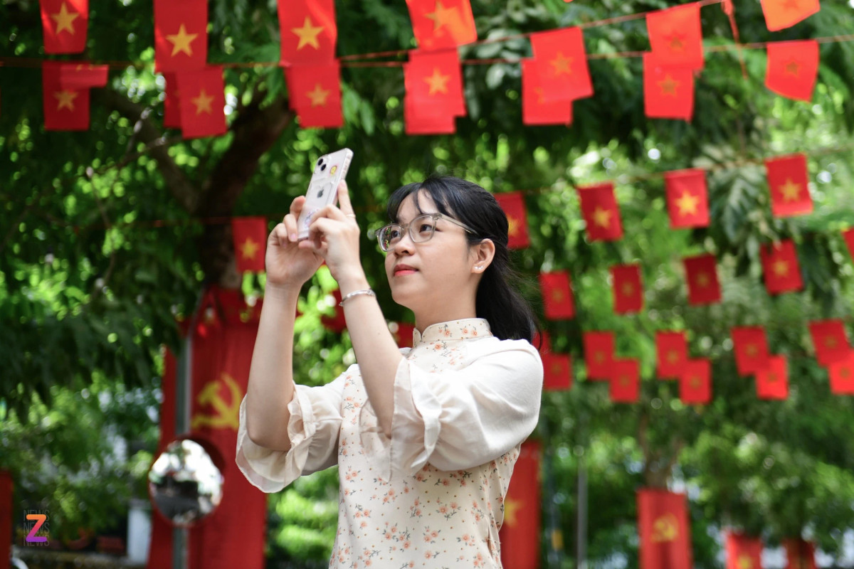Ánh Nguyệt (ngụ quận Tân Bình) cho biết để tránh đông đúc, cô đã đi du lịch Phan Thiết sớm hơn ngày nghỉ chính thức một tuần. "Những ngày nghỉ lễ, TP.HCM trở nên yên bình, tĩnh lặng. Chọn áo dài làm trang phục dạo phố giữa những ngày trời rợp cờ hoa mang đến cho tôi cảm giác tự hào, hân hoan khó tả", Nguyệt chia sẻ với Tri Thức - Znews.