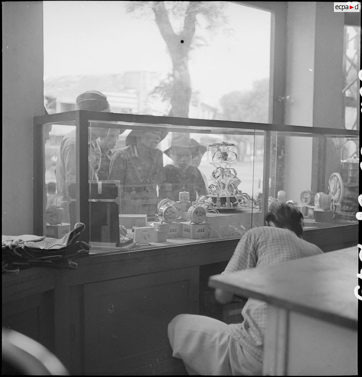 Quầy bán đồng hồ. Ảnh: Auteur inconnu/ECPAD/Défense.