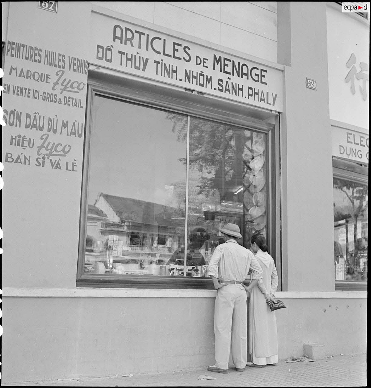 Gian hàng bán đồ thủy tinh, nhôm, sành, pha lê. Ảnh: Auteur inconnu/ECPAD/Défense.