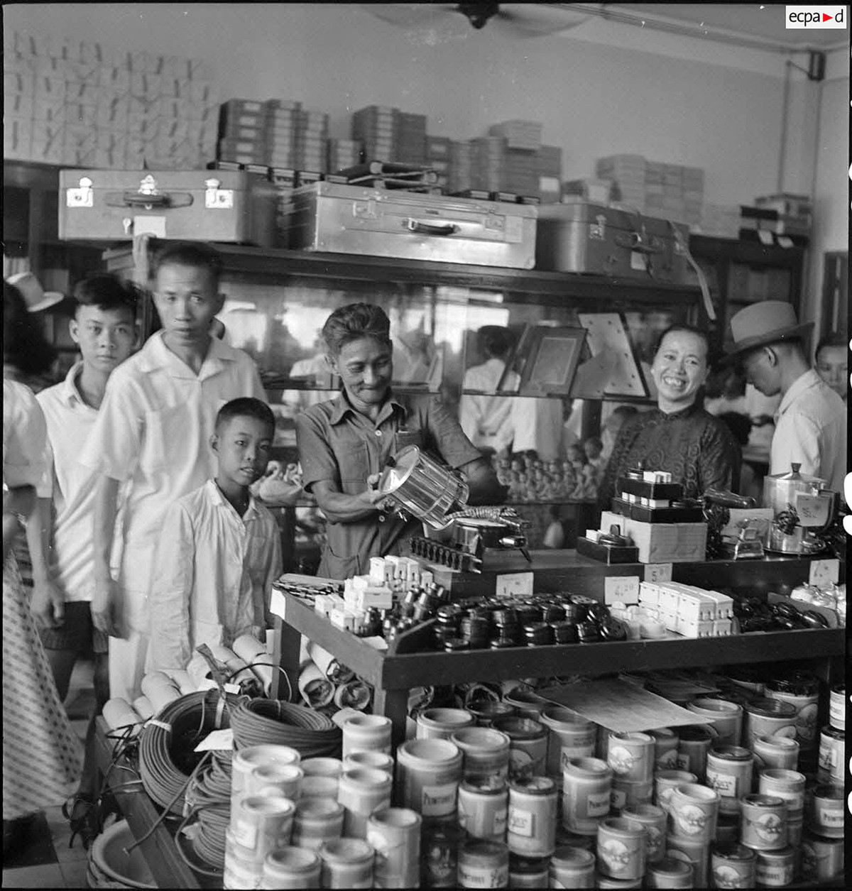 Quầy bán sơn và đồ điện lạnh. Ảnh: Auteur inconnu/ECPAD/Défense.