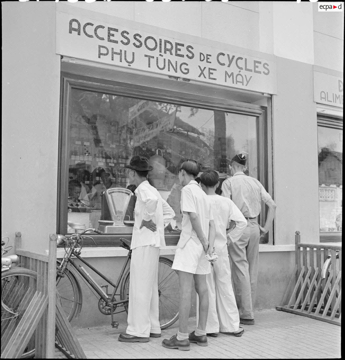 Phụ tùng xe máy cũng được bày bán. Ảnh: Auteur inconnu/ECPAD/Défense.