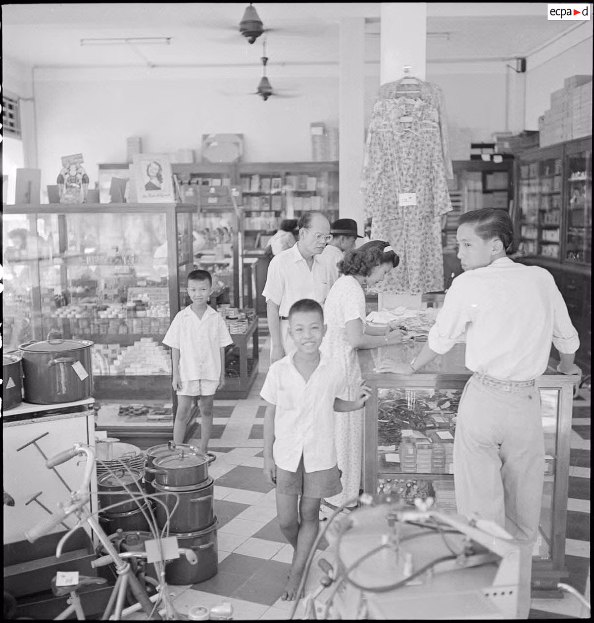 Các cậu bé thích thú khi được khám phá cửa hàng bách hóa. Ảnh: Auteur inconnu/ECPAD/Défense.