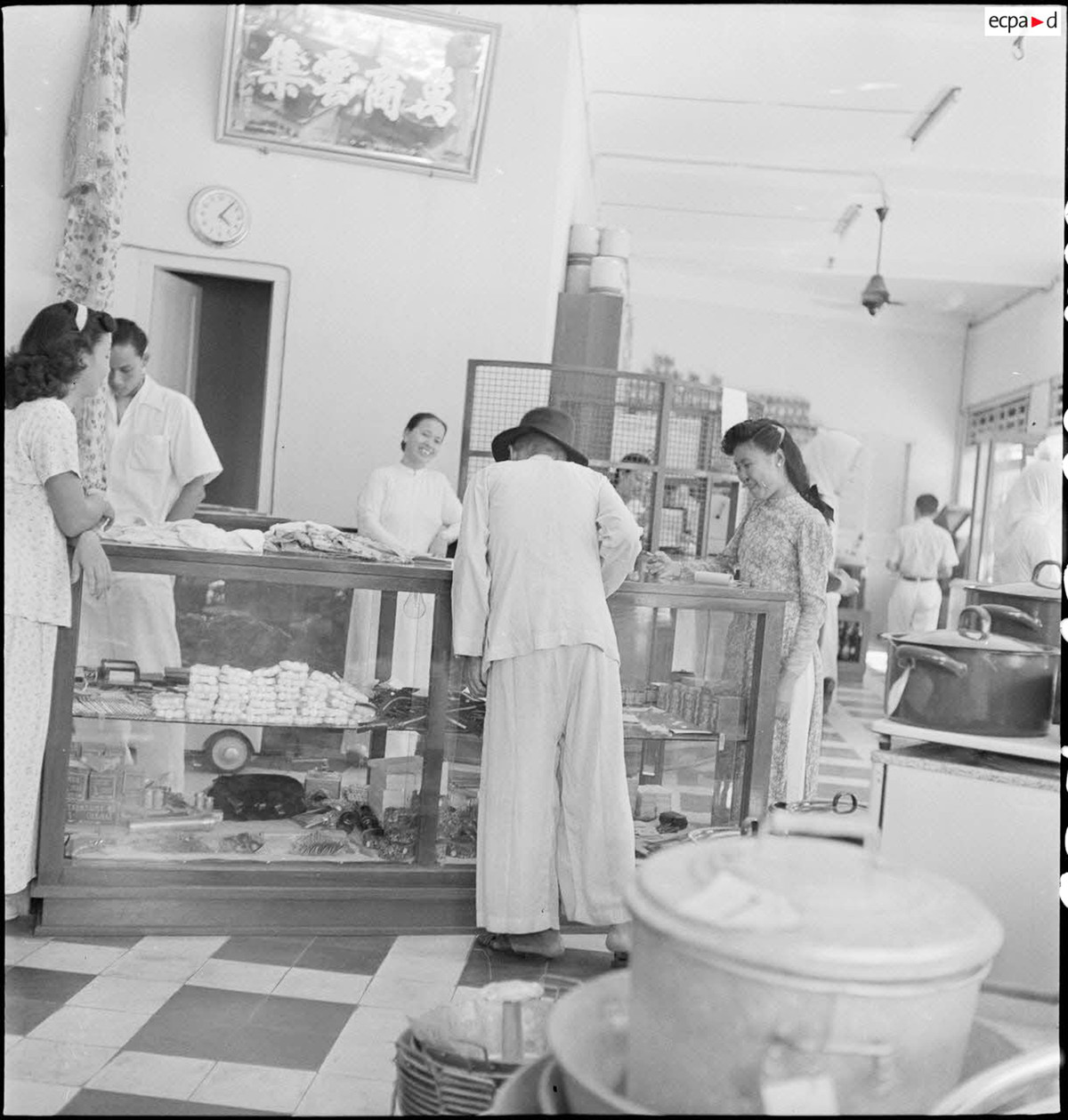 Nơi đây cung cấp nhiều loại sản phẩm như dụng cụ nhà bếp, đồng hồ, quần áo, hàng tạp hóa... Ảnh: Auteur inconnu/ECPAD/Défense.