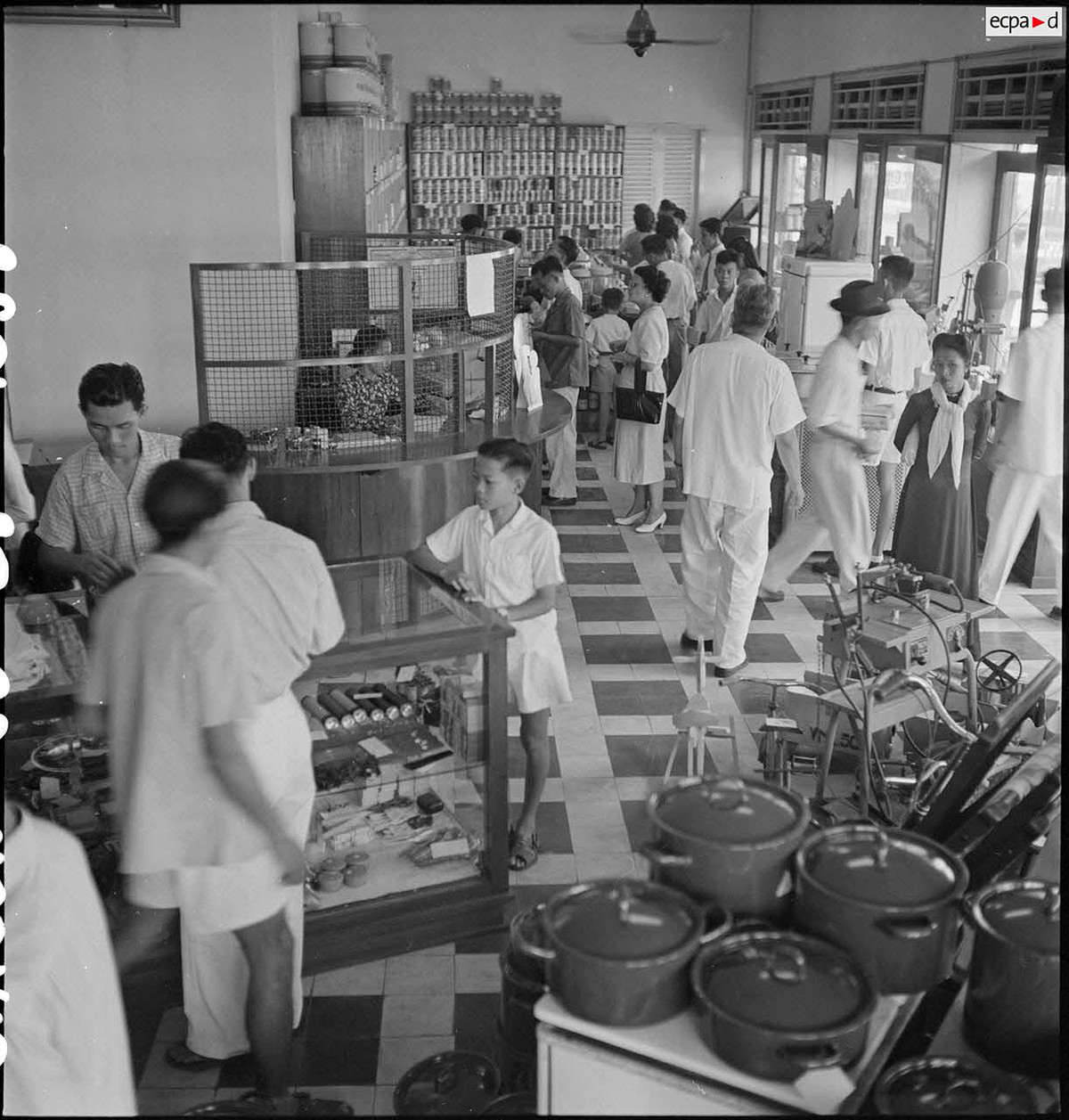 Cảnh tượng nhộn nhịp bên trong cửa hàng bách hóa Viễn Đông. Ảnh: Auteur inconnu/ECPAD/Défense.