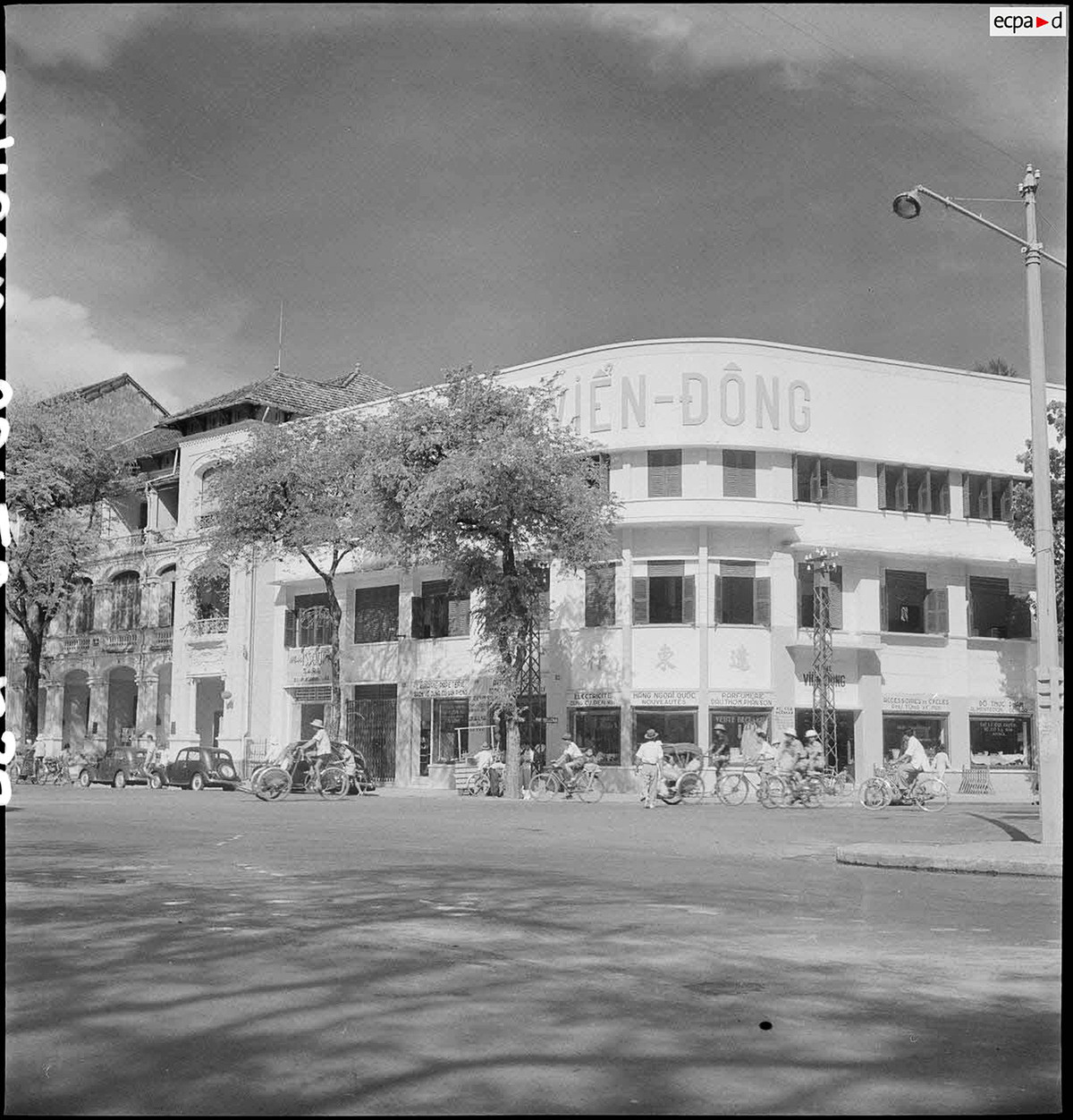 Bên ngoài cửa hàng bách hóa Viễn Đông, góc phố Pellerin - Bonard (nay là góc Pasteur - Lê Lợi), Sài Gòn năm 1950. Ảnh: Auteur inconnu/ECPAD/Défense.