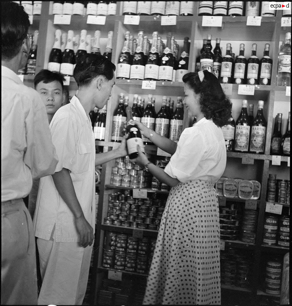 Người đẹp chọn rượu vang. Ảnh: Auteur inconnu/ECPAD/Défense.