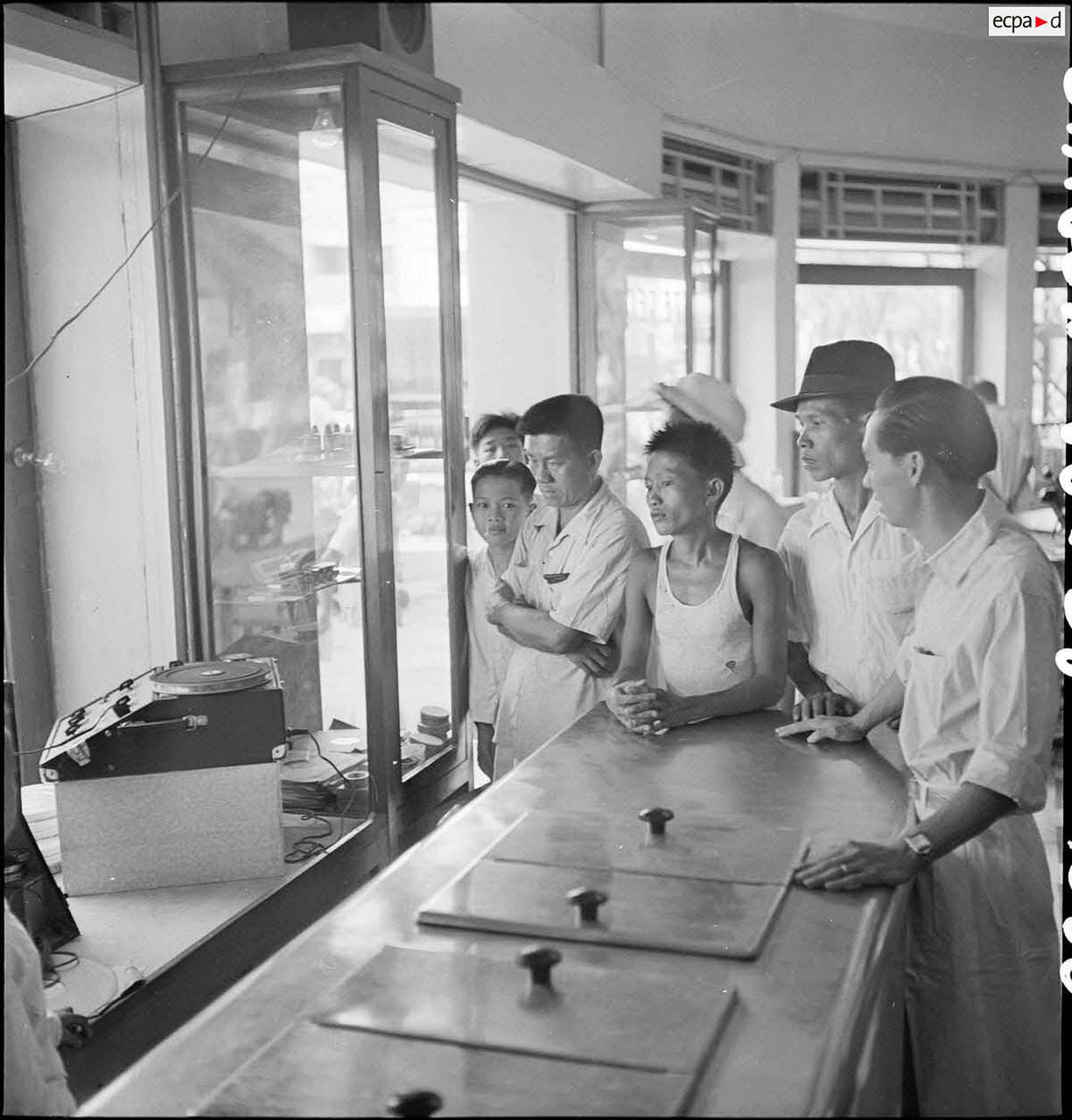 Chiếc máy ghi âm khiến nhiều người cảm thấy tò mò. Ảnh: Auteur inconnu/ECPAD/Défense.